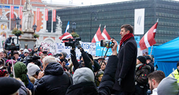 Вячеслав Домбровский на митинге на Ратушной площади в поддержку мэра города Нила Ушакова, 9 февраля 2019