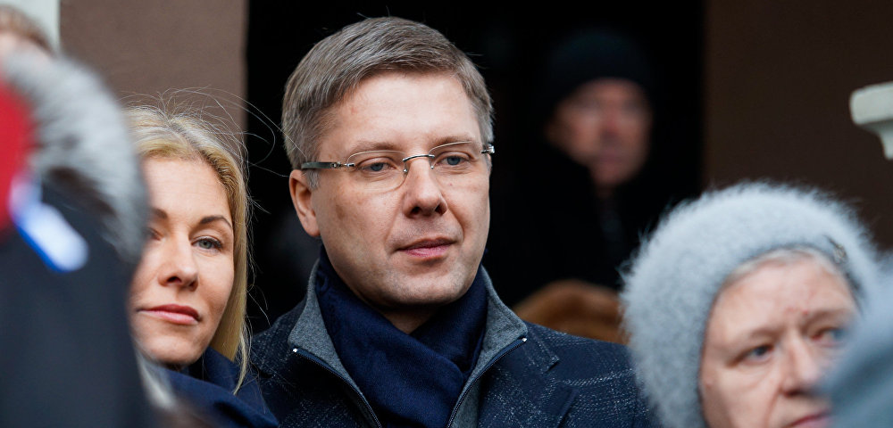 Мэр Риги Нил Ушаков с супругой Иветой Страутиней-Ушаковой во время митинга на Ратушной площади, 9 февраля 2019