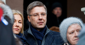 Мэр Риги Нил Ушаков с супругой Иветой Страутиней-Ушаковой во время митинга на Ратушной площади, 9 февраля 2019