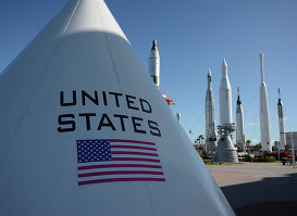 Площадь Ракет (Ракетный сад), где выставлены ракеты, которые показывают развитие американской космической программы, в Космическом центре имени Д.Ф. Кеннеди.