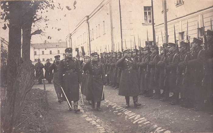 Заместитель военного министра Карлис Эзериньш (слева), 14 ноября 1924 года