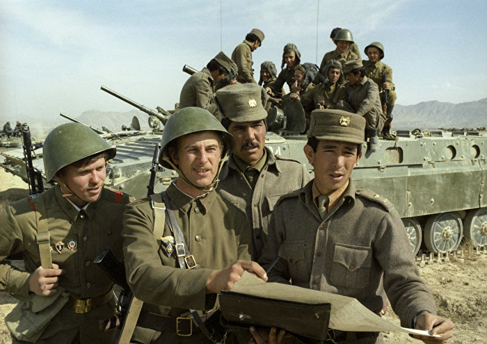 Советские и афганские воины. Второй слева - командир мотострелкового взвода Евгений Смерин, второй справа - лейтенант Мухаммед Амин, справа - младший лейтенант Абдулла Рашид.