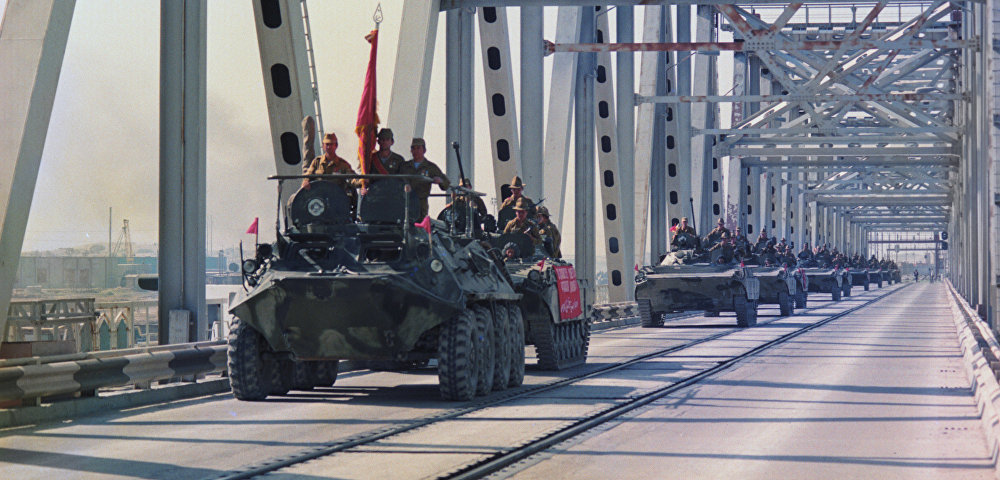 Вывод ограниченного контингента советских войск из Демократической Республики Афганистан. Колонна бронетехники пересекает афгано-советскую границу по мосту Дружбы через реку Аму-Дарью.