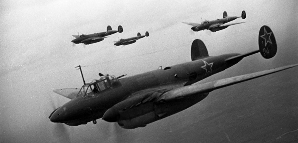 Советские бомбардировщики Пе-2 атакуют немецкие позиции
