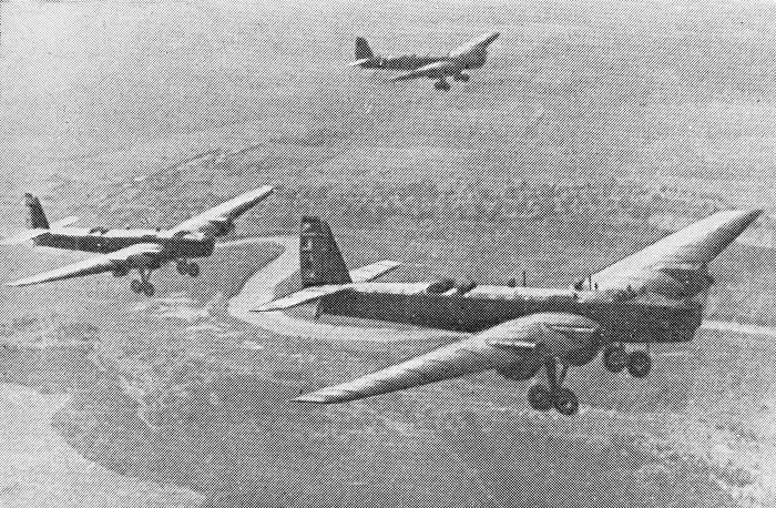 Советские летчики на ТБ-3, добровольно участвовавшие в национально-освободительной борьбы китайского народа против японских захватчико, 1938 год