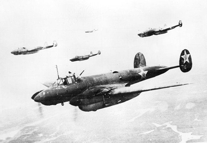 Советские пикирующие бомбардировщики "Петляков-2" летят на боевое задание. Советско-финская война (30 ноября 1939 - 13 марта 1940 года).