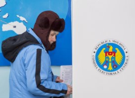 Женщина голосует на парламентских выборах на избирательном участке в Кишиневе, 24 февраля 2019 года