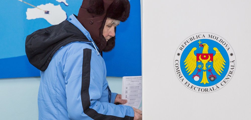 Женщина голосует на парламентских выборах на избирательном участке в Кишиневе, 24 февраля 2019 года