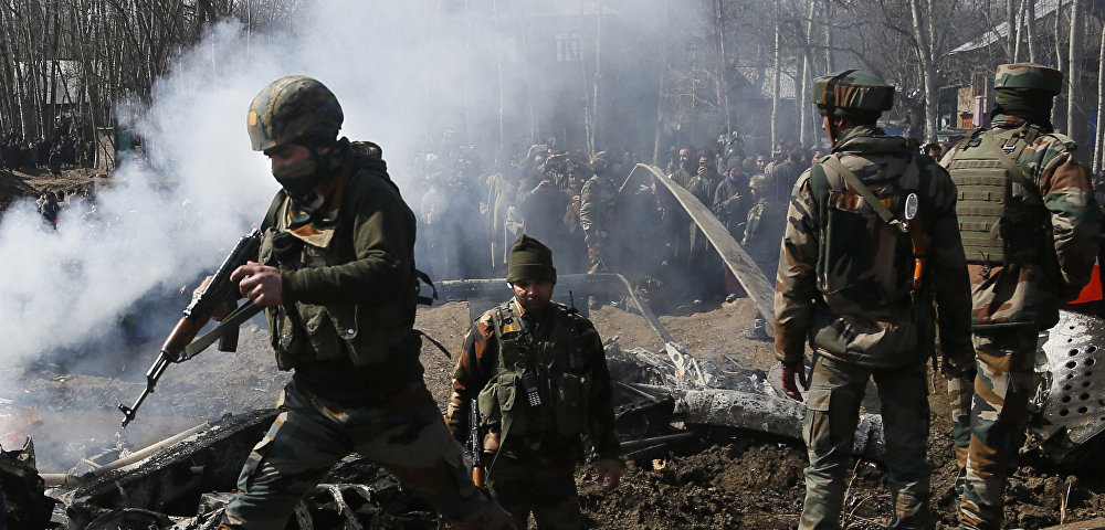 Солдаты индийской армии около обломков индийского самолета в районе Будгама, 27 февраля 2019 года
