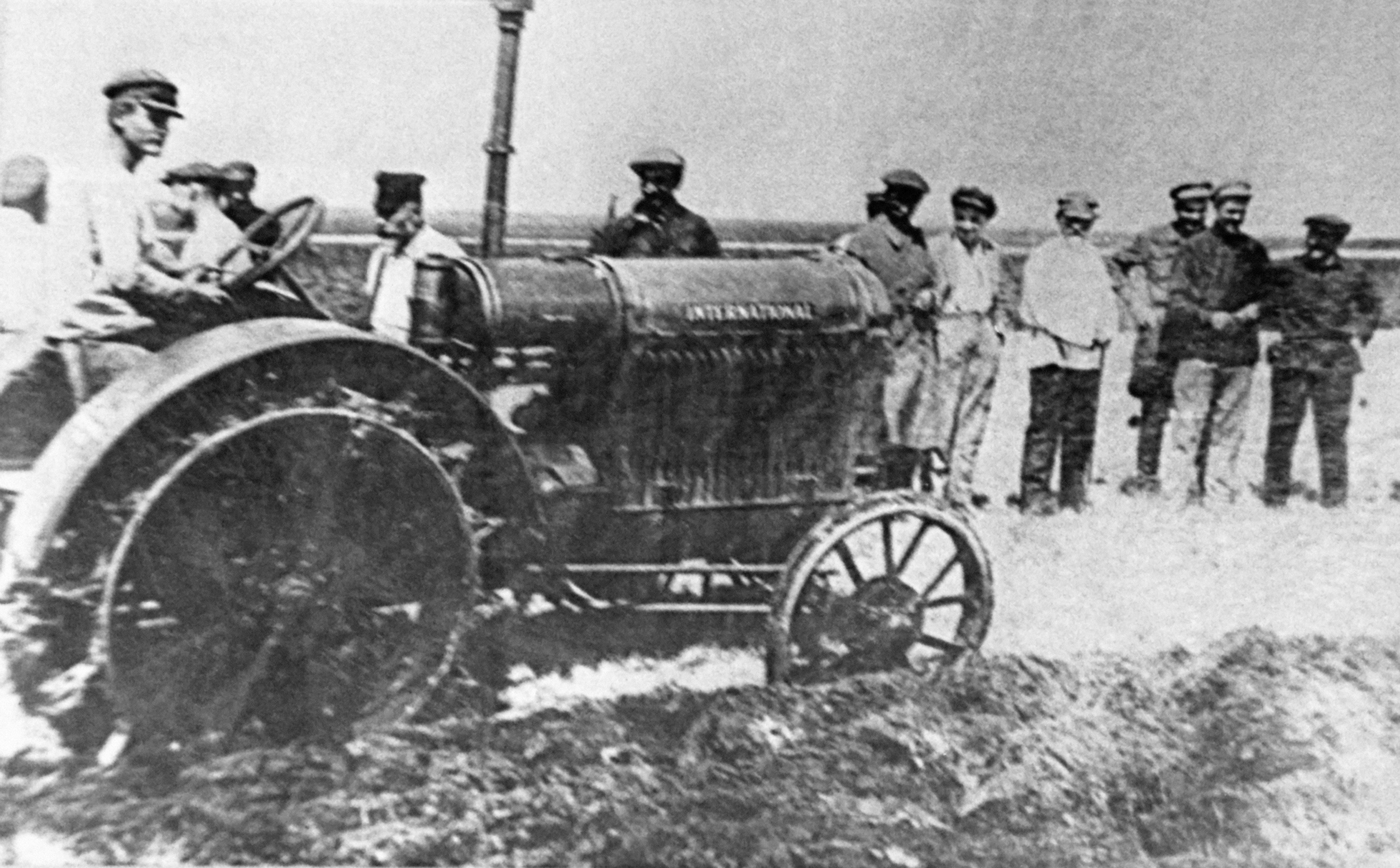 Первый трактор в совхозе "Гигант" в Ставропольском крае,1929 год