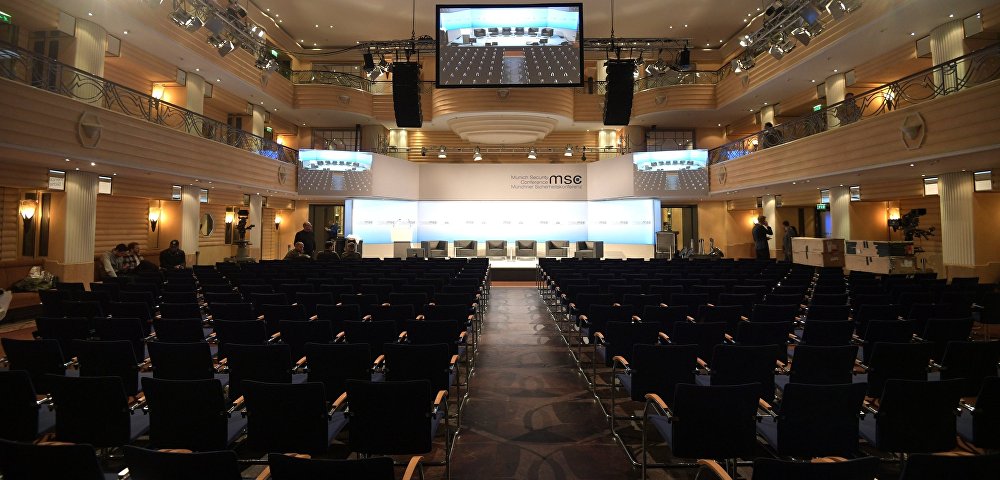Конференц-зал во время подготовки к Мюнхенской международной конференции по безопасности MCSC