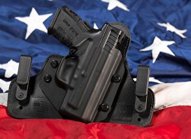 Пистолет и флаг США