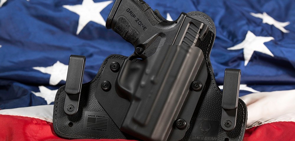 Пистолет и флаг США