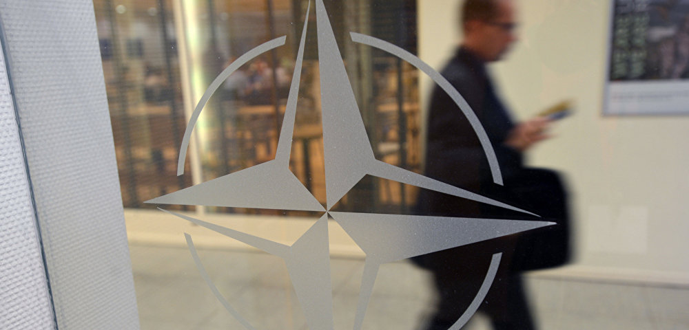 Эмблема организации в штаб-квартире НАТО в Брюсселе.