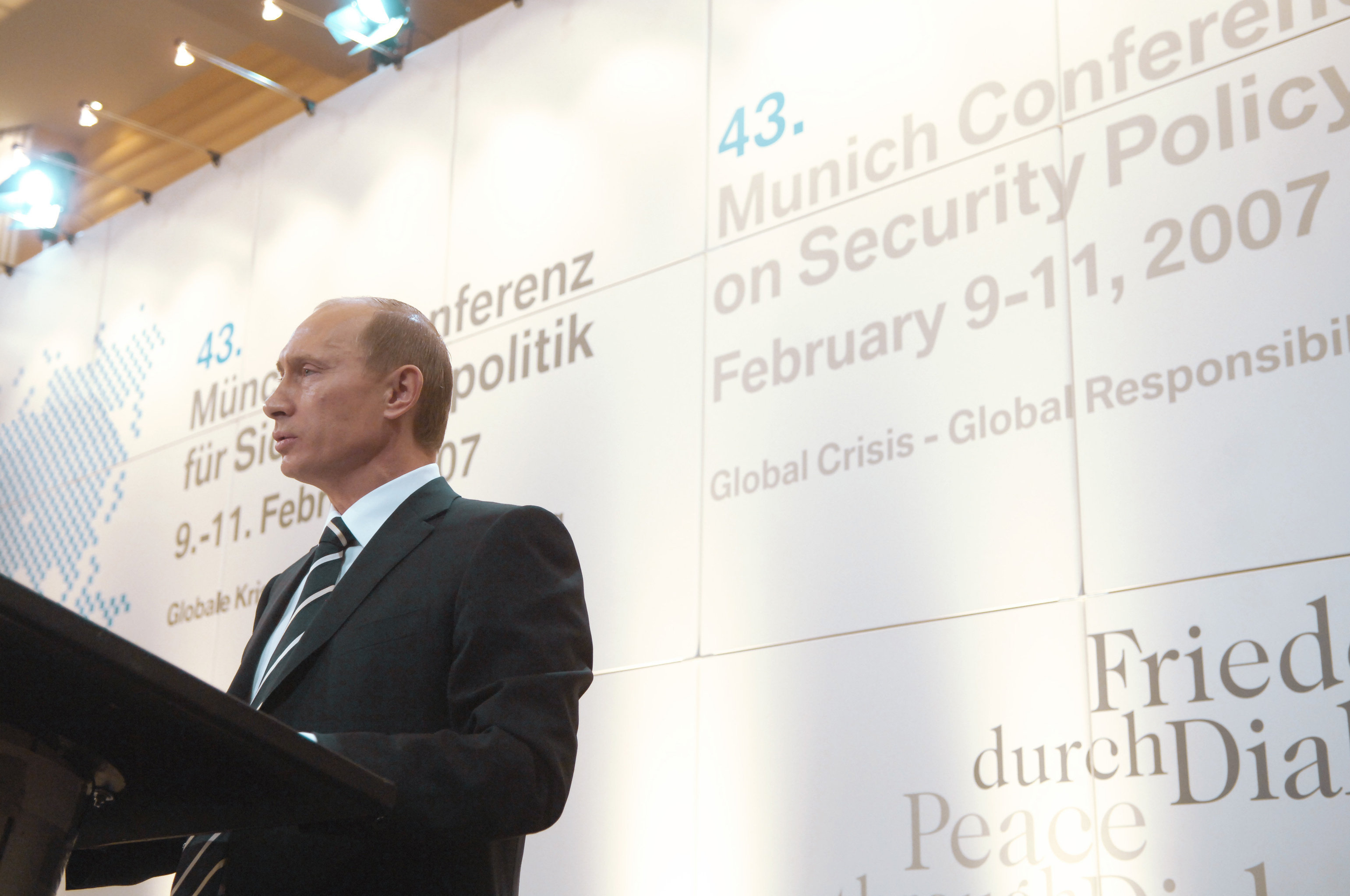 2007 год. Президент России Владимир Путин во время выступления на 43-й Мюнхенской конференции по вопросам политики безопасности в отеле "Байришер Хоф". 
