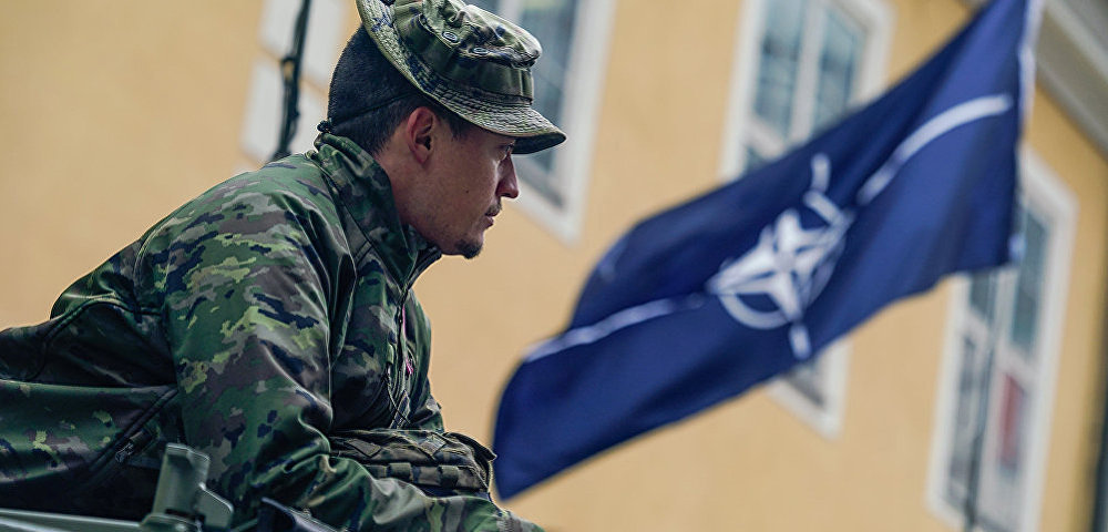 Военнослужащий НАТО в Риге Военнослужащий НАТО в Риге, архивное фото