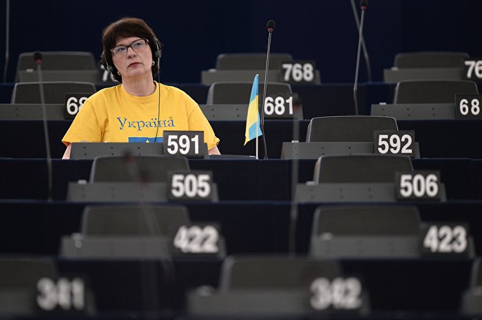 Сандра Калниете с украинской символикой в Европейском парламенте, 2014 год