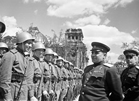 Первый военный комендант Берлина генерал-полковник Николай Берзарин идет вдоль строя солдат, 1945 год