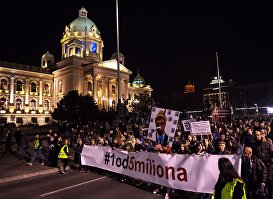 Участники митинга оппозиции в Белграде