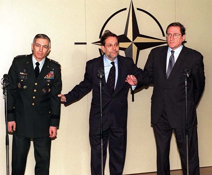 Специальный посланник США в Косово Ричард Холбрук (справа) беседует с журналистами после встречи по ситуации в Косово с генеральным секретарем НАТО Хавьером Соланой (в центре) и генералом США Уэсли Кларком (слева) в штаб-квартире НАТО в Брюсселе, 22 марта 1999 года