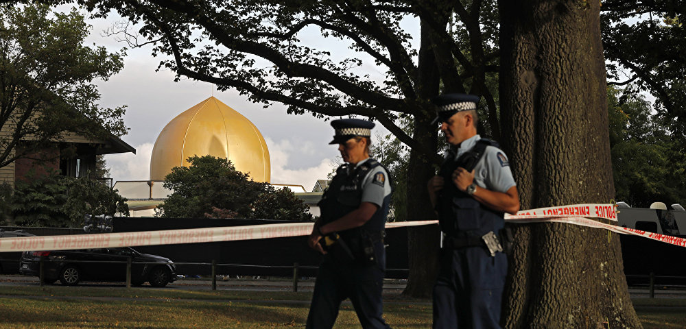 Полицейские на страже перед мечетью Масджид аль-Нур, где произошла одна из двух массовых расстрелов, Крайстчерч, Новая Зеландия, 17 марта 2019 года