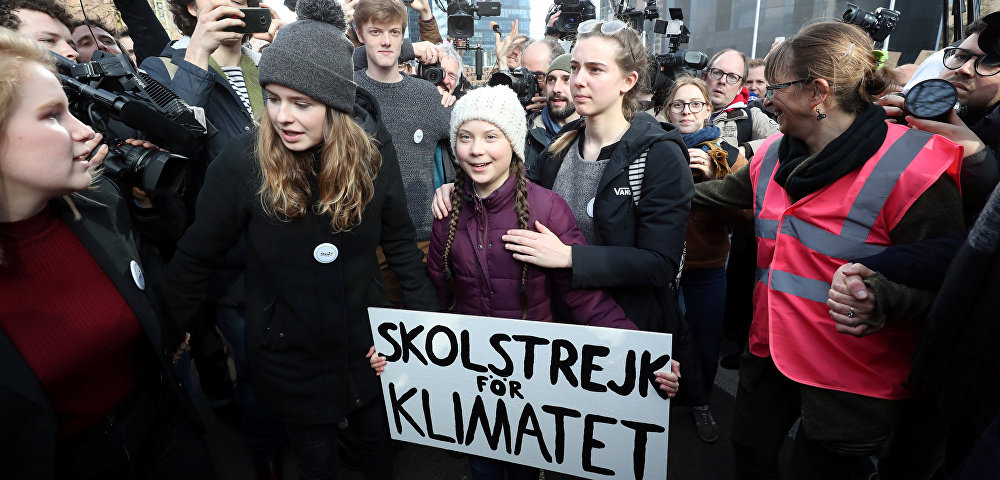 Шестнадцатилетняя шведская активистка по охране окружающей среды Грета Тунберг принимает участие в акции протеста бельгийских студентов в  Брюсселе, Бельгия, 21 февраля 2019 года