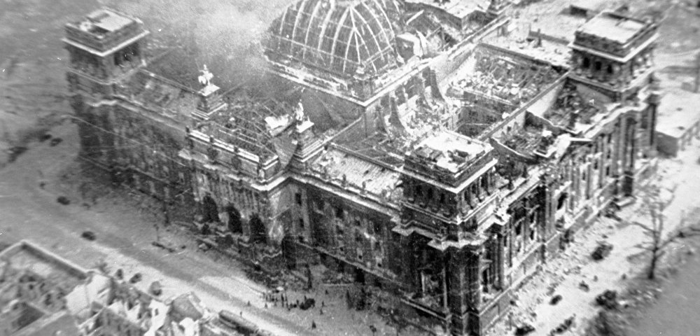 Поверженный Рейхстаг, май 1945 года