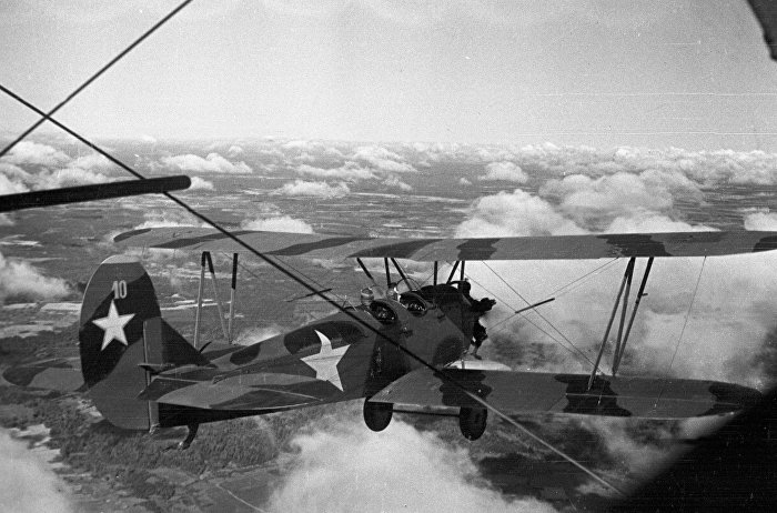 Связной самолет ПО-2 в полете, 1943 год