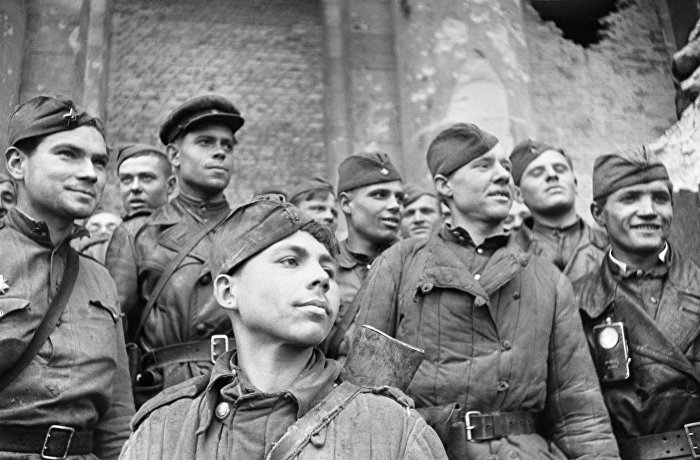 Бойцы 150-й стрелковой Идрицкой дивизии. На переднем плане — рядовой Григорий Булатов, Берлин, 1945 год