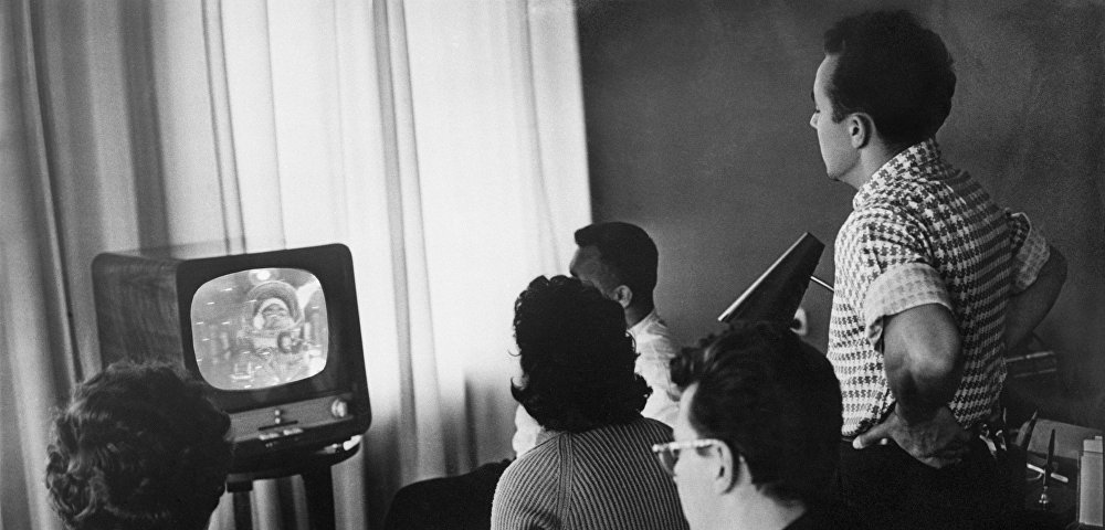 Москвичи смотрят прямую телевизионную передачу с космического корабля "Восток-3", 12 августа 1962 года