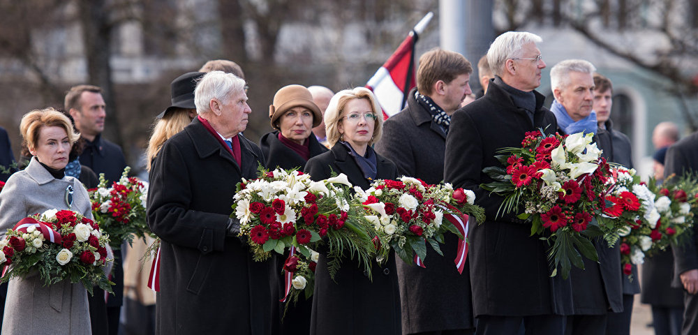 Члены Сейма участвуют в церемонии возложения цветов к Монументу Свободы, посвященной памяти жертв коммунистического геноцида, 25 марта 2019 года