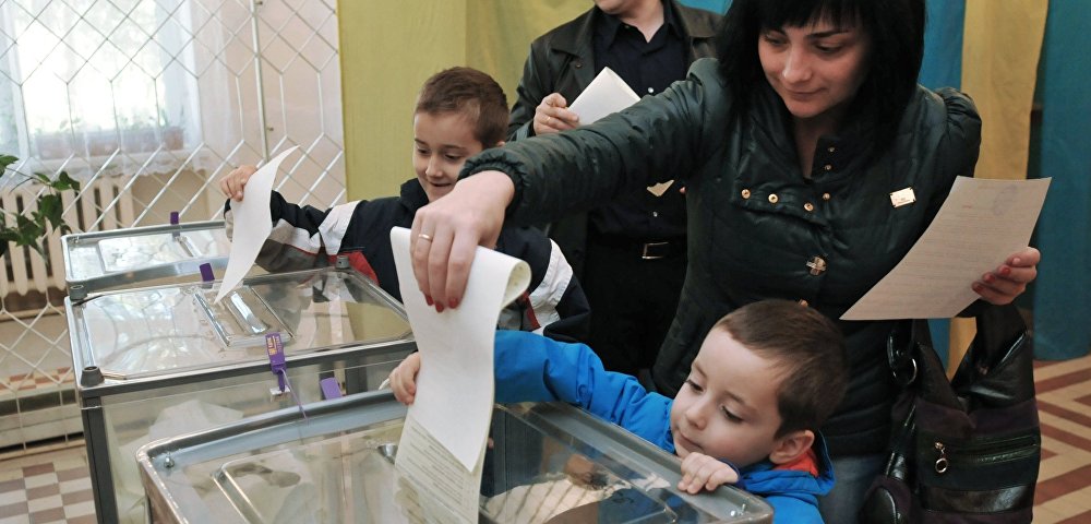 Избиратели во время голосования на выборах 