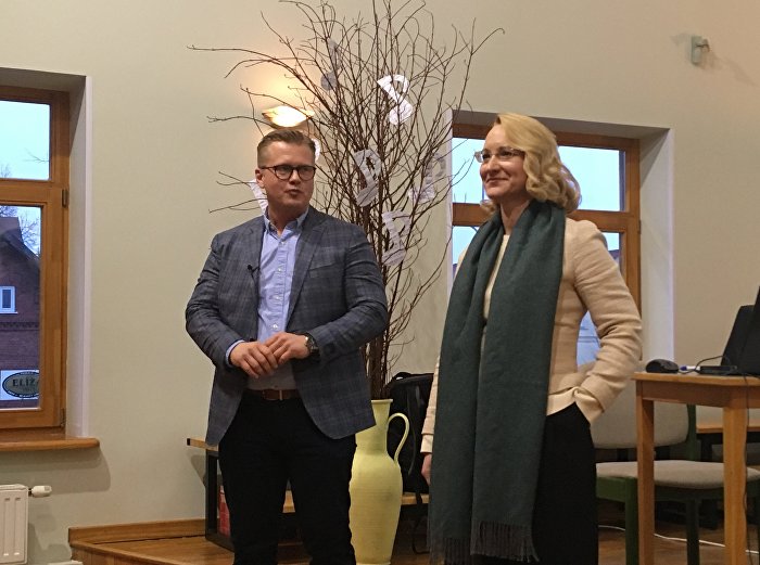 Министр культуры Даце Мелбарде и журналист Ансис Пуполс с рабочим визитом в городе Мадоне, 7 марта 2019 года 