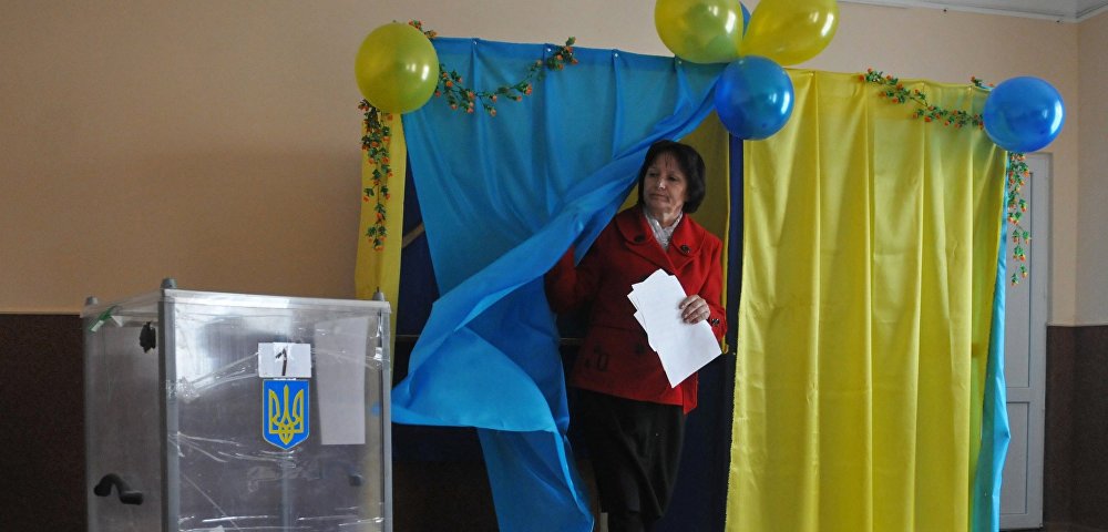 Женщина на избирательном участке во Львове