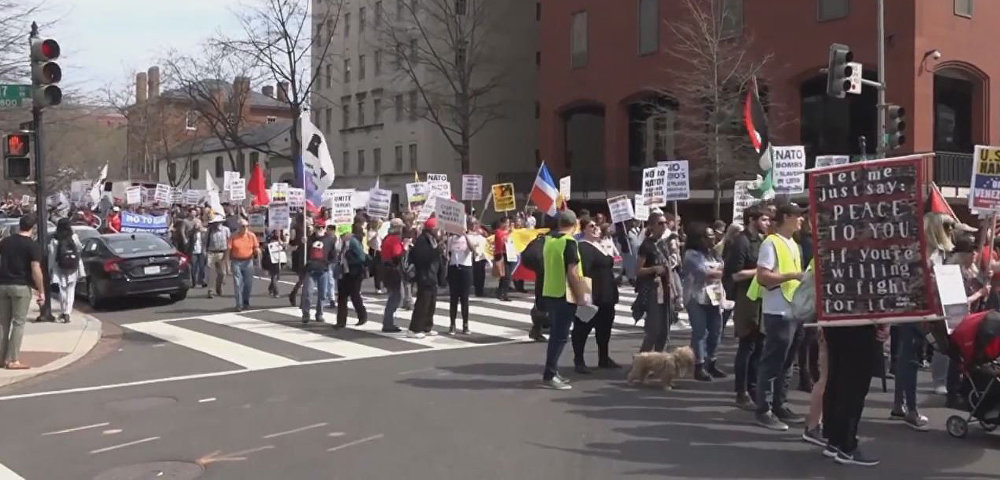 Сотни людей вышли на митинг против НАТО в Вашингтоне 