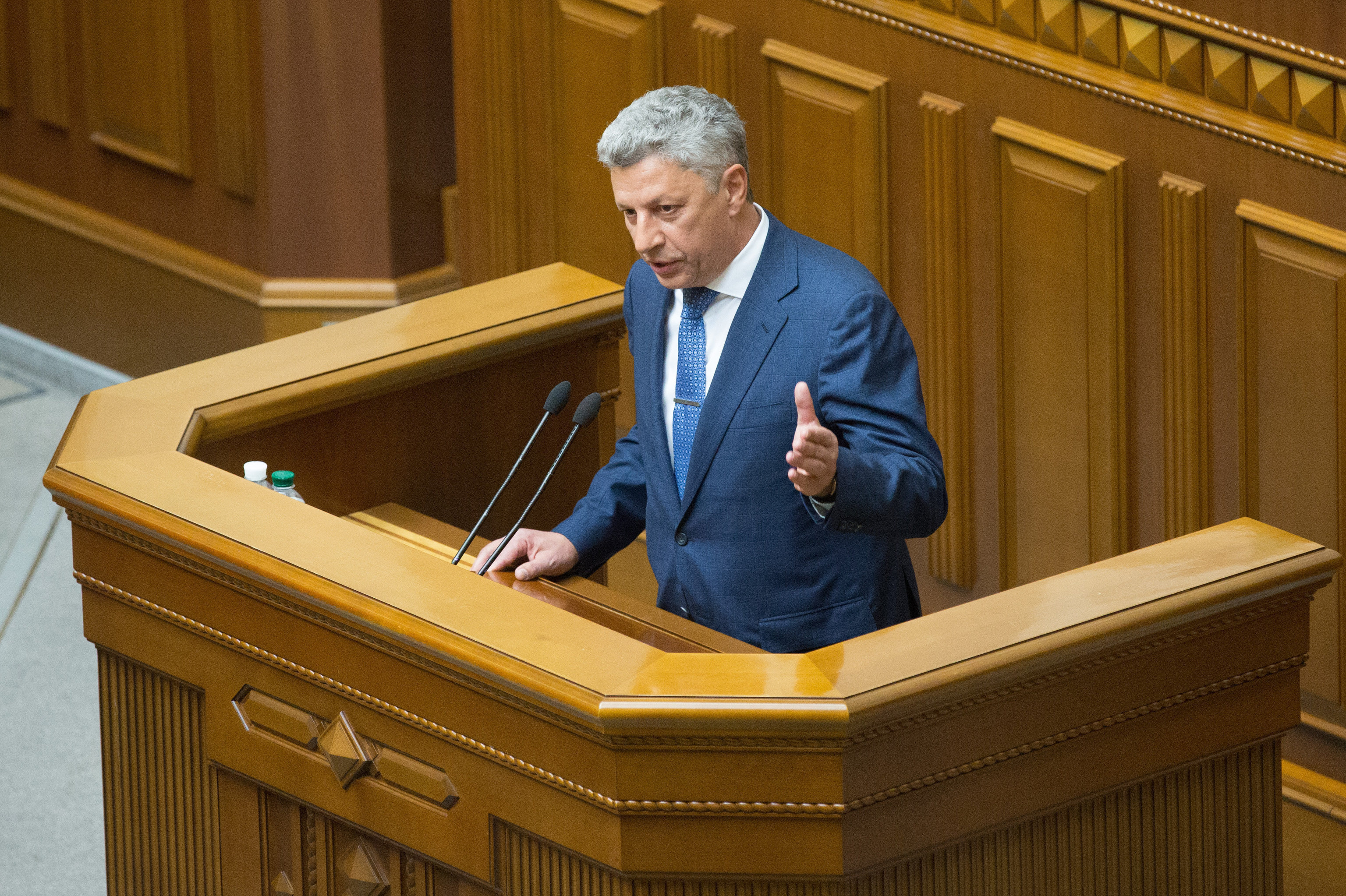 Депутат Юрий Бойко выступает на заседании Верховной рады Украины в Киеве