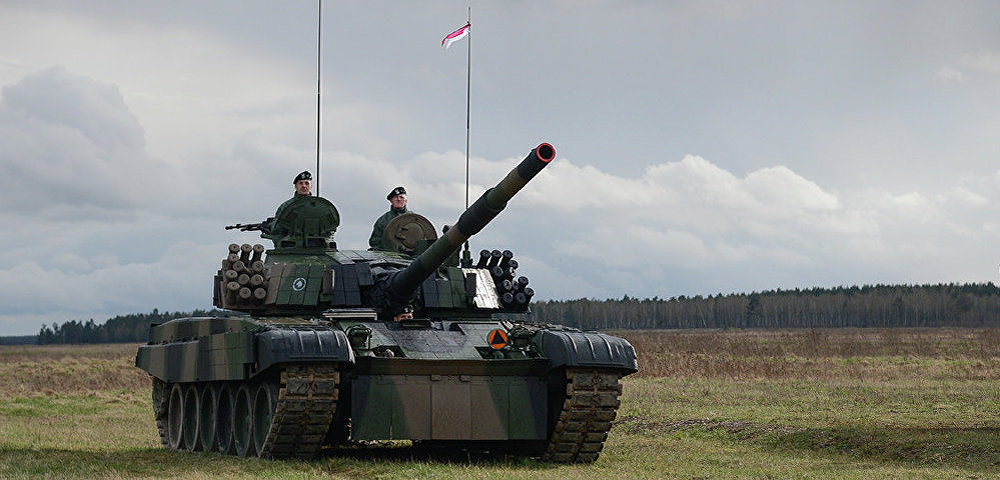 Танк PT-91 "Тварды" на церемонии приветствия многонационального батальона НАТО под руководством США в польском Ожише.