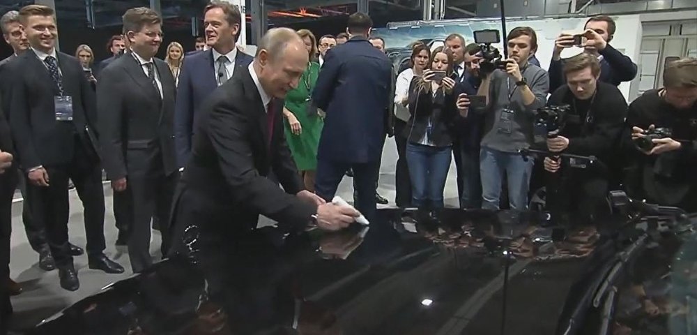 Путин приехал на завод Mercedes на российском Aurus