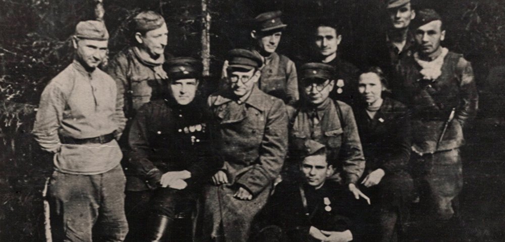 Латвийские партизаны в Освальдском районе в 1943 году, второй слева во втором ряду, Отомарс Ошалнс 