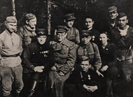 Латвийские партизаны в Освальдском районе в 1943 году, второй слева во втором ряду, Отомарс Ошалнс 