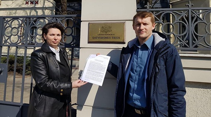 Юлия Сохина и Андрей Пагор передают Обращение в конституционный суд Латвии