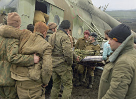 Погрузка раненых российских солдат в вертолет для отправки в Моздок, 1995 год 