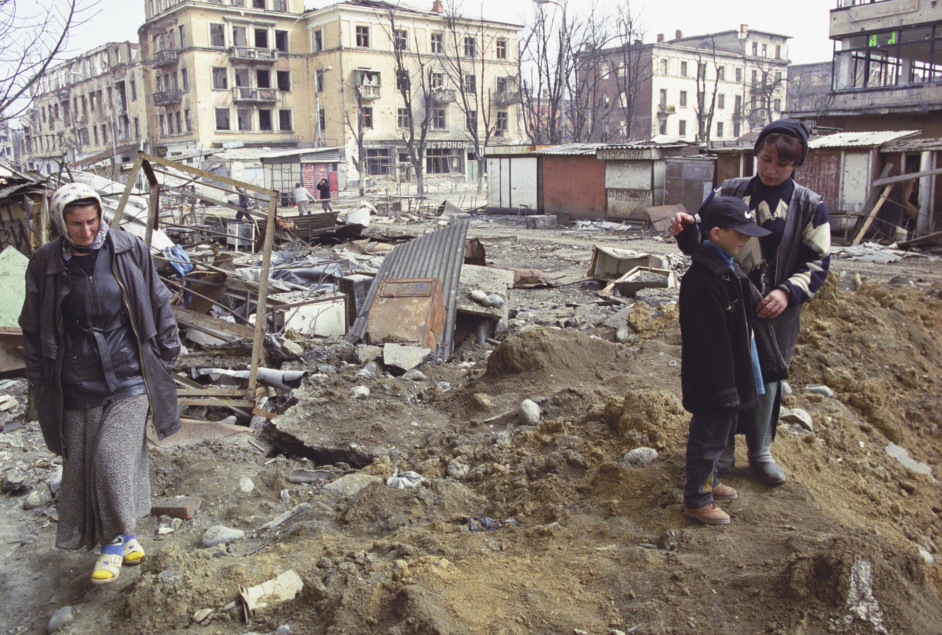 Последствия боевых действий в Грозном. Жительницы города у разрушенных домов.