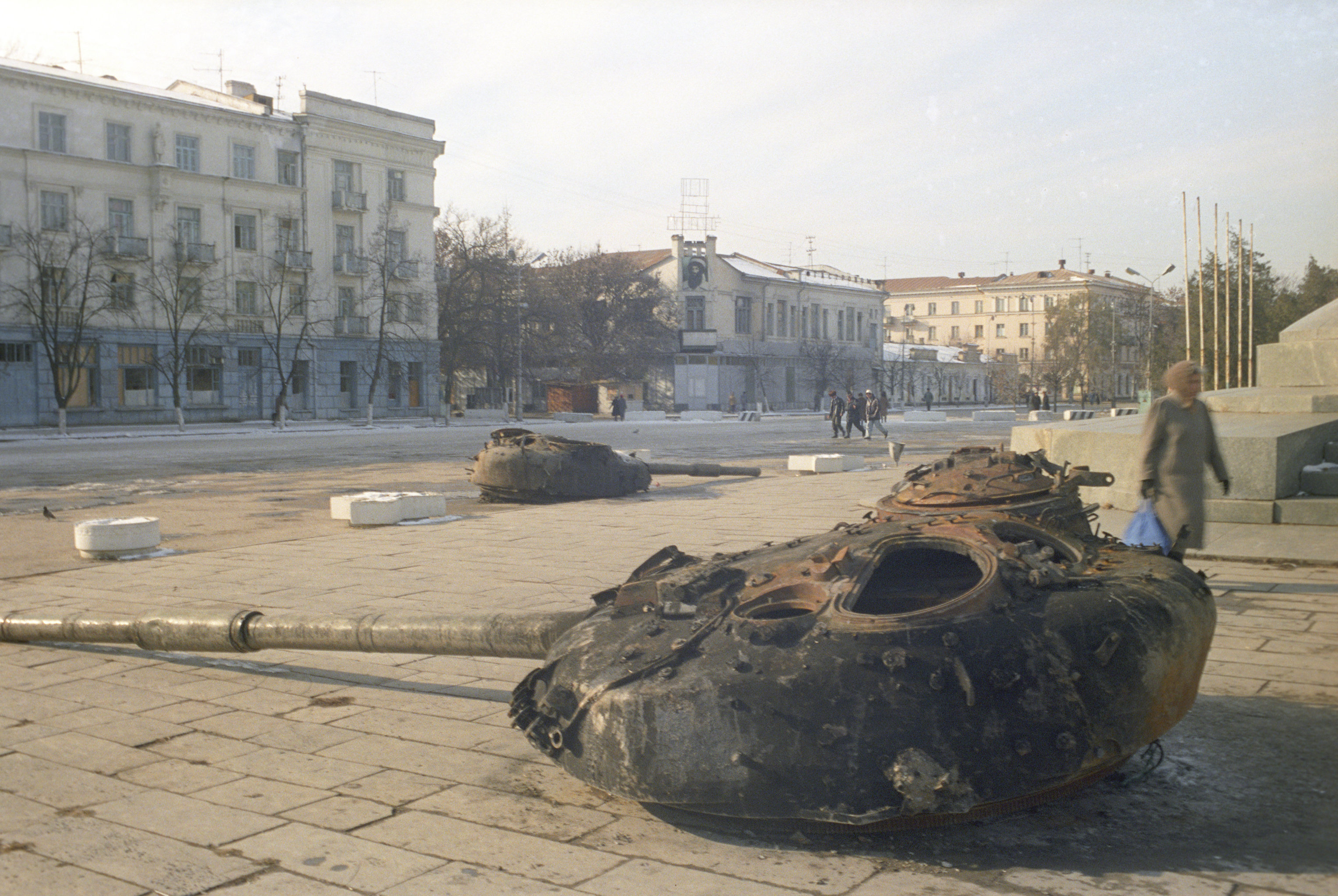 Башни танков, подбитых во время штурма города оппозиционными войсками 26 ноября 1994 года.
