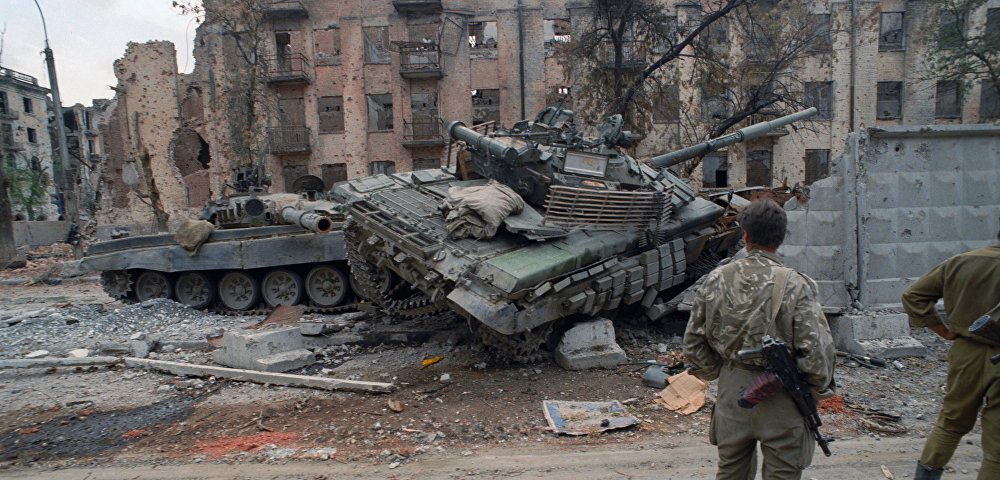 Чеченский конфликт 1994-1996 годов. Солдаты федеральных войск РФ у разбитых танков в разрушенном после штурма Грозном.