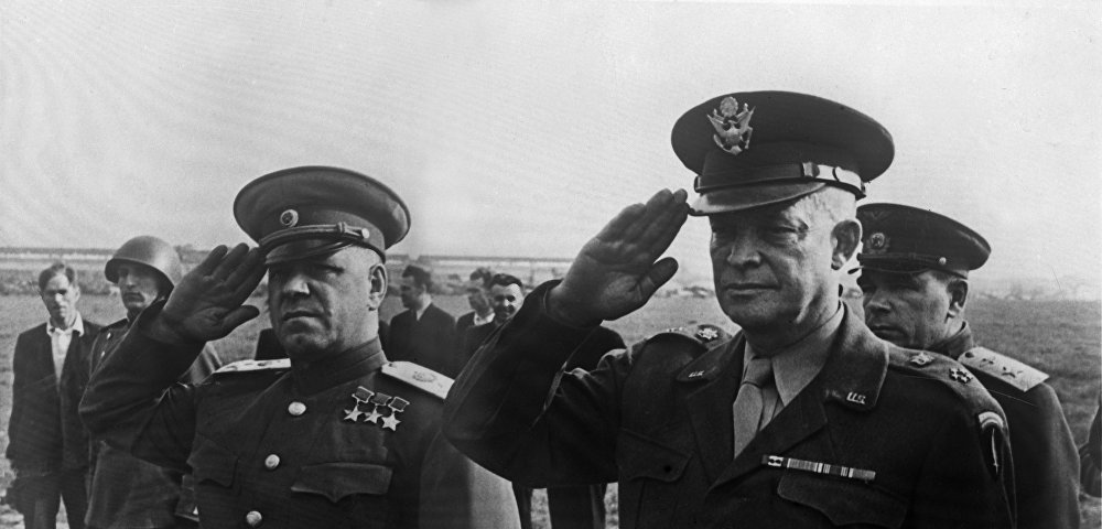Маршал Георгий Константинович Жуков (слева) и генерал Дуайт Эйзенхауэр