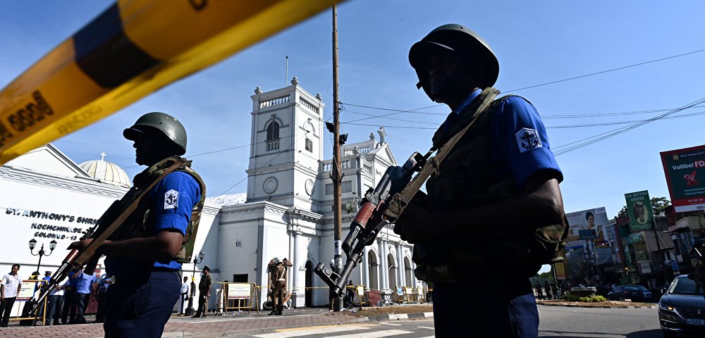 Сотрудники службы безопасности стоят у входа в церковь Святого Антония в Коломбо, где произошел теракт 21 апреля 2019 года