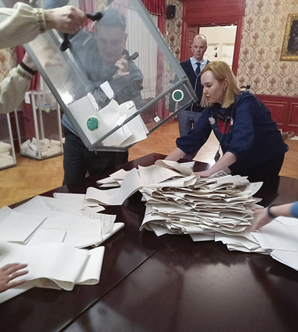 Выборы президента Украины на избирательном участке в посольстве Украины в Риге