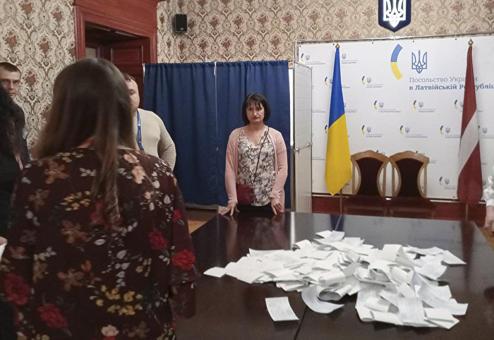 Выборы президента Украины на избирательном участке в посольстве Украины в Риге