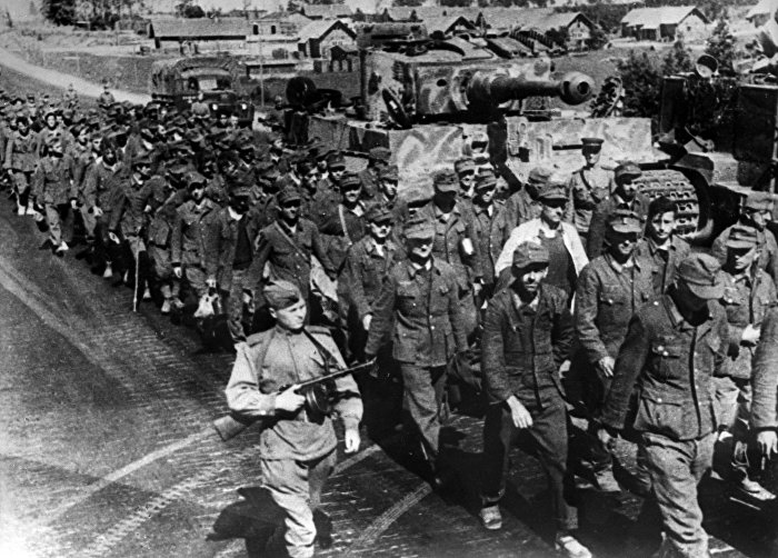 Колонна пленных немцев. Белорусская наступательная операция "Багратион" с 23 июня - 29 августа 1944 года